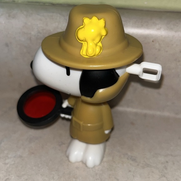 2018 McDonalds Collectible SECRET AGENT SNOOPY - Picture 4 of 4